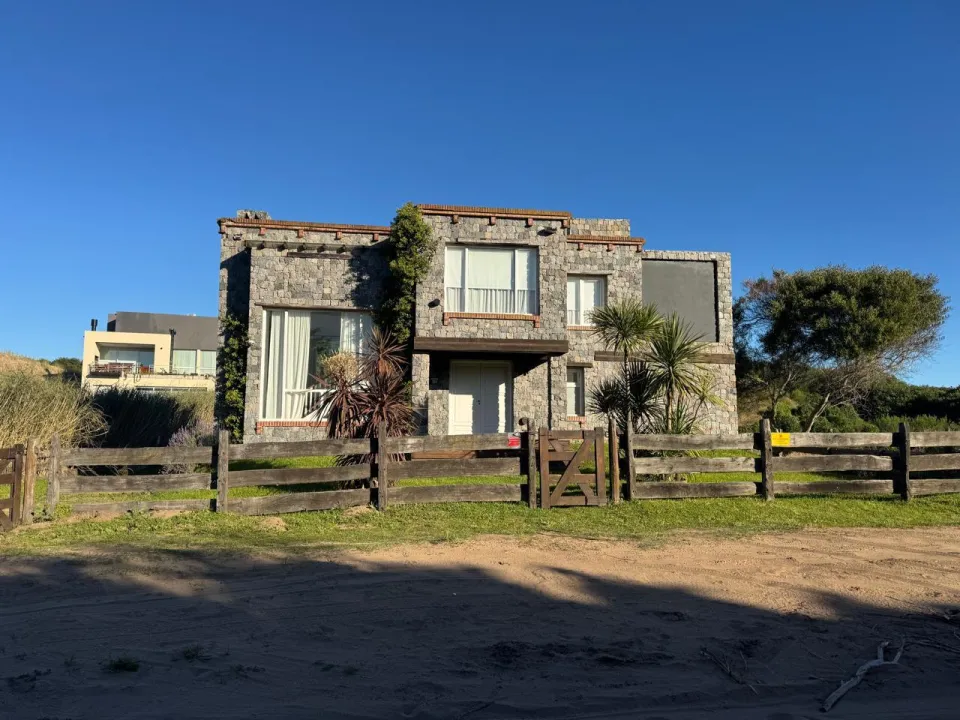 Casa en Carilo 4 amb con pileta 1 cuadra del mar — foto 1