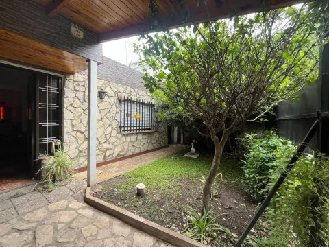Casa 3 amb. en venta Ituzaingó Norte con cochera, patio, jardin, parrilla y terraza. — foto 2