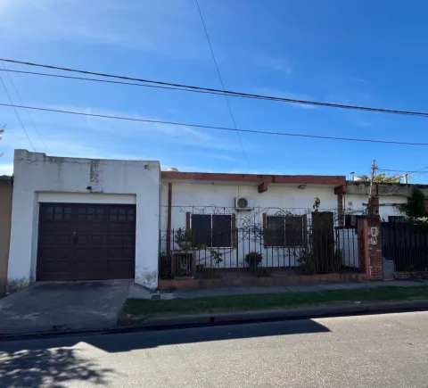 Casa 3 amb. Con patio y cochera en venta - Ituzaingó — foto 2