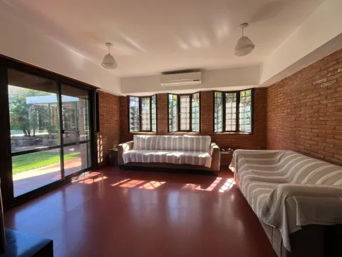 ALQUILER TEMPORAL - CASA CON GRAN PARQUE, PILETA Y QUINCHO EN ITUZAINGO — foto 7