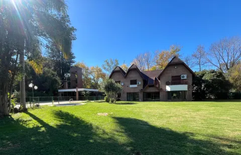 ALQUILER TEMPORAL - CASA CON GRAN PARQUE, PILETA Y QUINCHO EN ITUZAINGO — foto 2