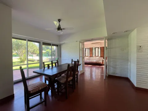 ALQUILER TEMPORAL - CASA CON GRAN PARQUE, PILETA Y QUINCHO EN ITUZAINGO — foto 4
