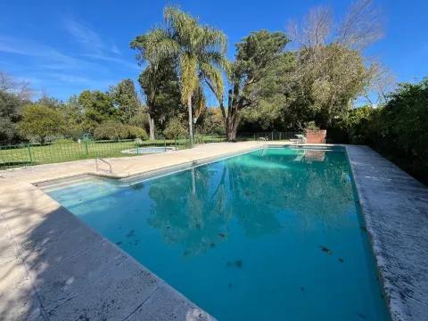 ALQUILER TEMPORAL - CASA CON GRAN PARQUE, PILETA Y QUINCHO EN ITUZAINGO — foto 3