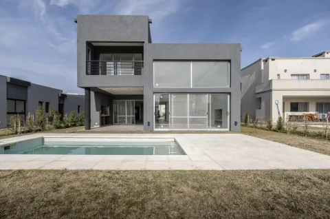 VENTA CASA EN PIUERTOS CON PILETA/JARDIN/PARRILLA — foto 2