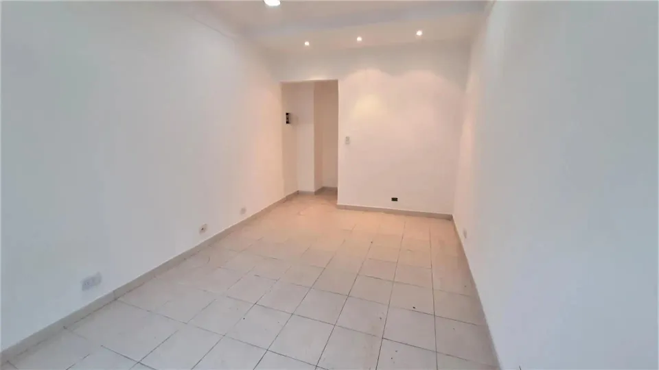 Local en venta sobre Av Forest — foto 1