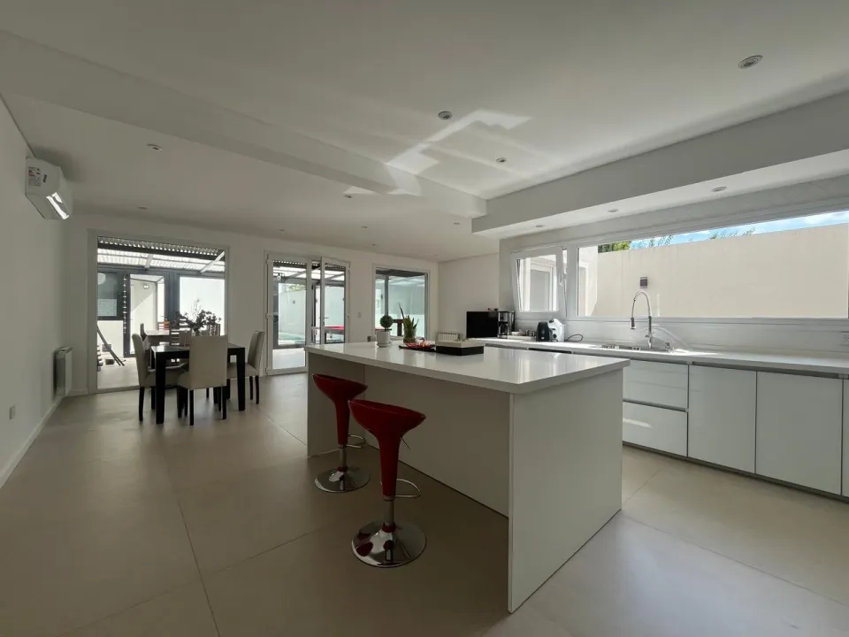 Casa Minimalista 5 ambientes en Castelar Norte — foto 1
