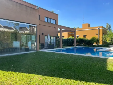 HERMOSA CASA 5 AMBIENTES CON PILETA Y QUINCHO - Altos Del Sol — foto 36