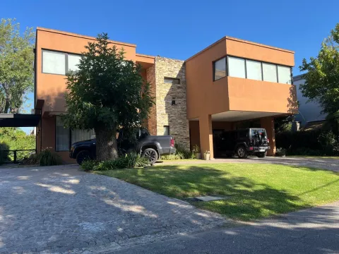 HERMOSA CASA 5 AMBIENTES CON PILETA Y QUINCHO - Altos Del Sol — foto 2