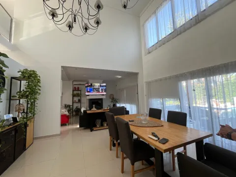 HERMOSA CASA 5 AMBIENTES CON PILETA Y QUINCHO - Altos Del Sol — foto 11