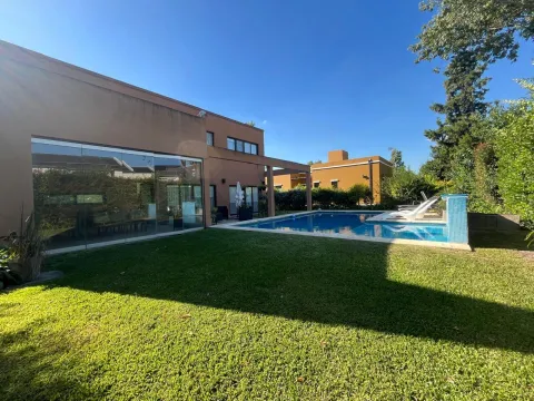HERMOSA CASA 5 AMBIENTES CON PILETA Y QUINCHO - Altos Del Sol — foto 35