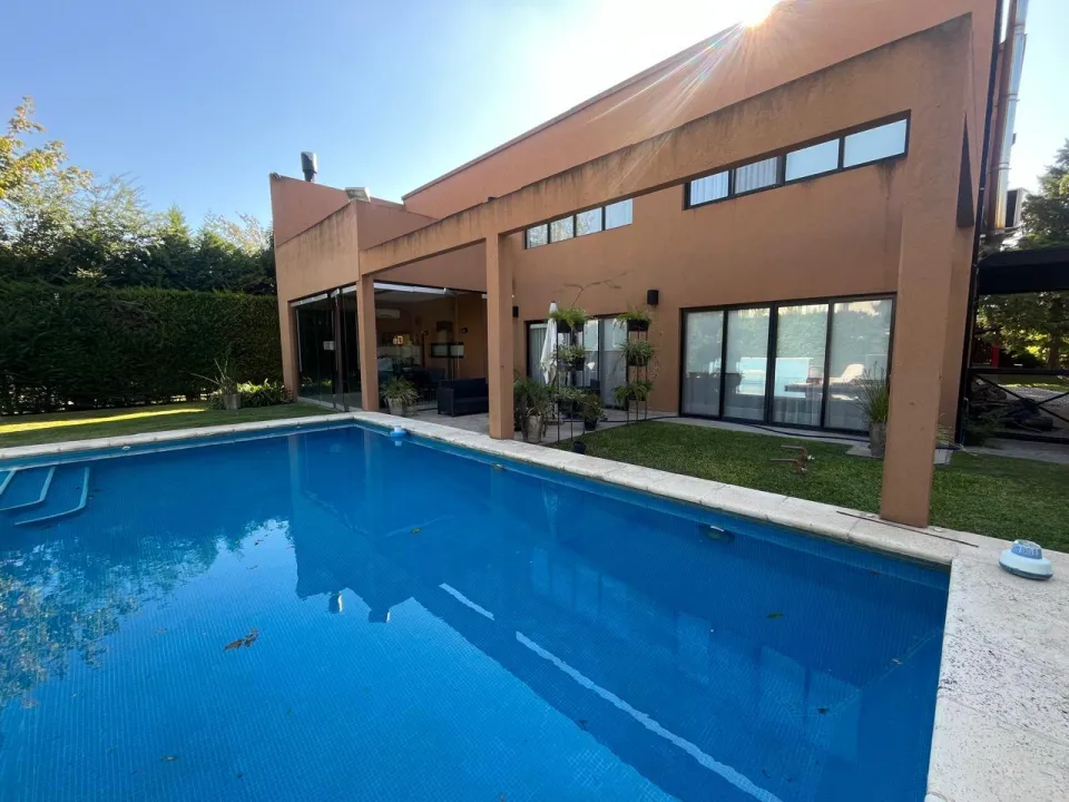 HERMOSA CASA 5 AMBIENTES CON PILETA Y QUINCHO - Altos Del Sol — foto 1