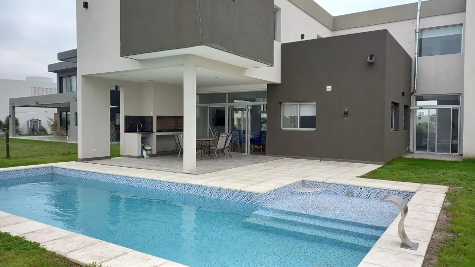 HERMOSA CASA 6 AMBIENTES, CON PILETA JARDIN Y 2 COCHERAS EN VENTA TERRALAGOS CANNING — foto 1