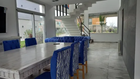 HERMOSA CASA 6 AMBIENTES, CON PILETA JARDIN Y 2 COCHERAS EN VENTA TERRALAGOS CANNING — foto 4